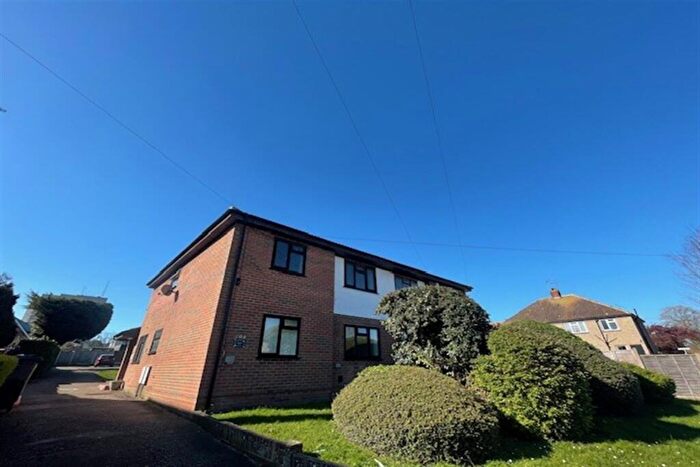 2 Bedroom Flat To Rent In Earls Hall Court, SS0