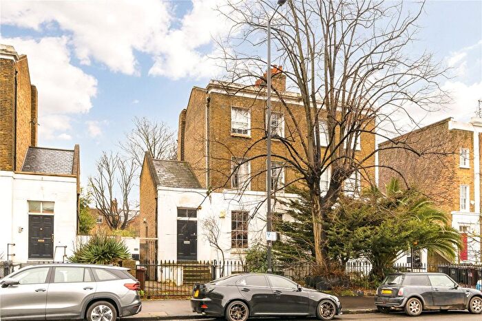 3 Bedroom Maisonette For Sale In Queensbridge Road, London Fields, London, E8