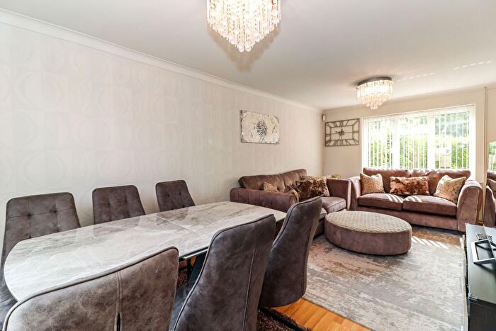 3 Bedroom Semi-Detached House For Sale In Holtspur Lane, High Wycombe, HP10