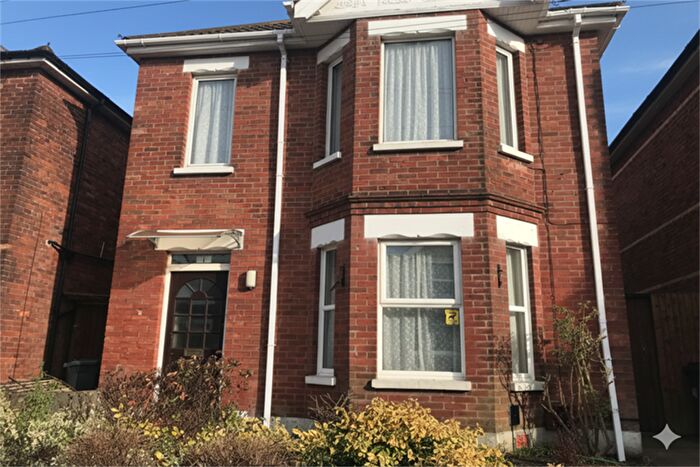 3 Bedroom Flat To Rent In Bedroom First Floor Flat In Winton, BH9