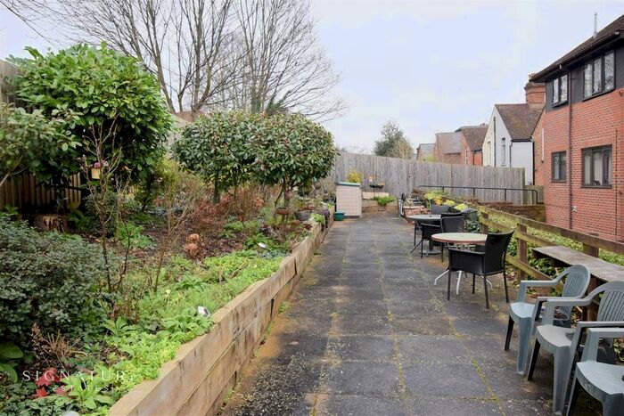 2 Bedroom Flat For Sale In Cotterells Hill, Hemel Hempstead, HP1