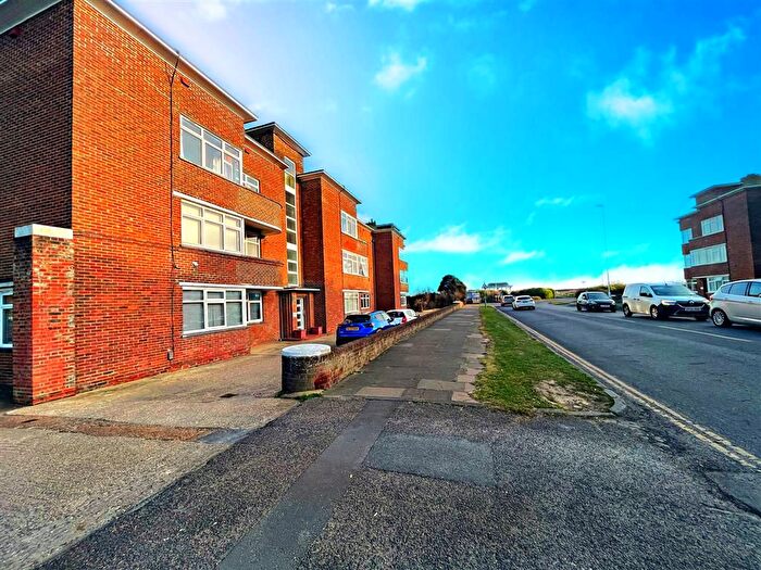 3 Bedroom Flat To Rent In George V Avenue, Goring-By-Sea, Worthing, BN11