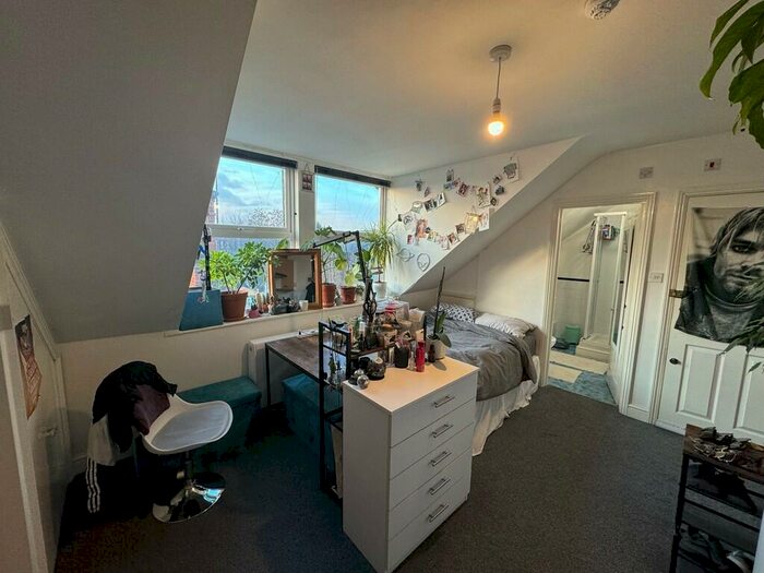 Apartment To Rent In Palmerston Road, London, N22