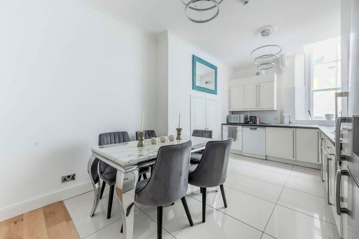 2 Bedroom Flat To Rent In Courtfield Gardens, South Kensington, London, SW5