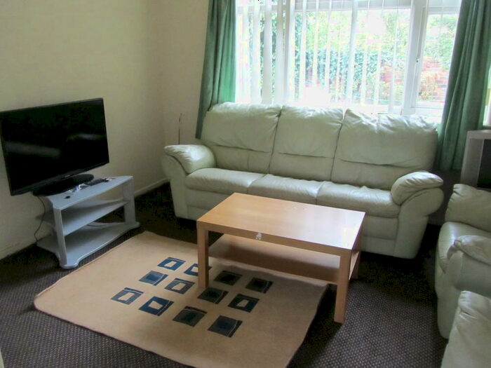 4 Bedroom Semi-Detached House To Rent In School Grove, Manchester, M20