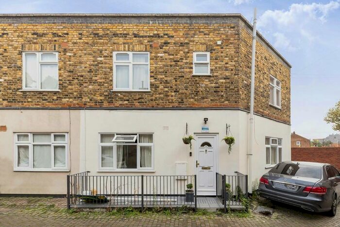 3 Bedroom Property To Rent In Gladstone Mews, London, N22