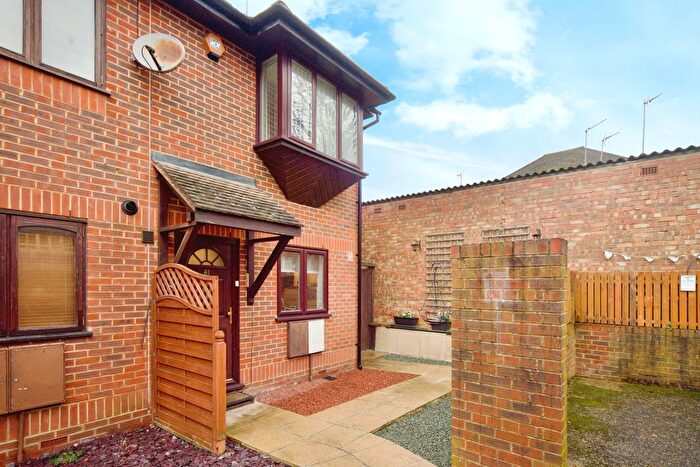 2 Bedroom End Of Terrace House For Sale In Avenue Road, London, N12