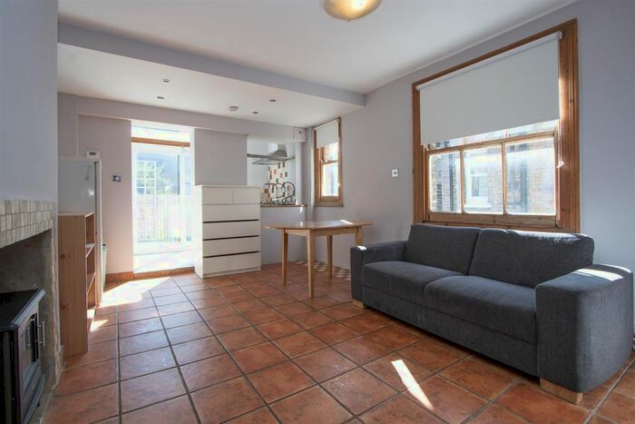 2 Bedroom Flat To Rent In Lurline Gardens, London, SW11