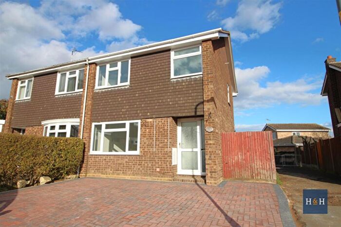 3 Bedroom House To Rent In Chaucer Close, Newport Pagnell -, MK16