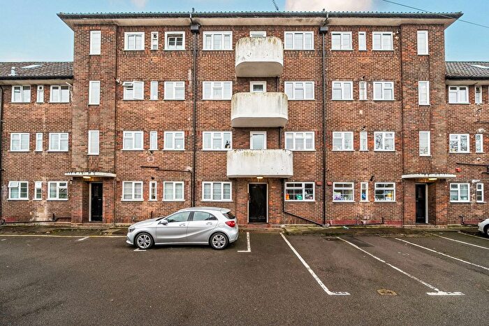 2 Bedroom Flat For Sale In Eastway, Epsom, KT19