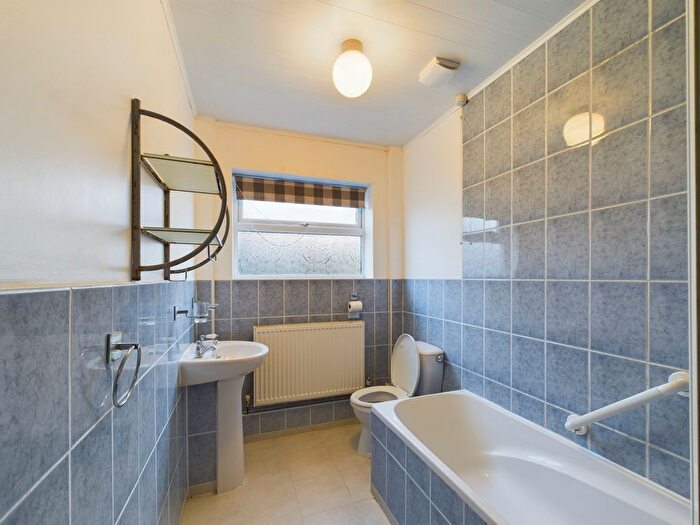 2 Bedroom Bungalow To Rent In Meadowbrook Road, Ashford, TN24