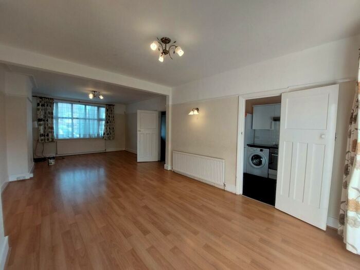 3 Bedroom Semi-Detached House To Rent In Chanctonbury Way, Woodside Park, London, N12