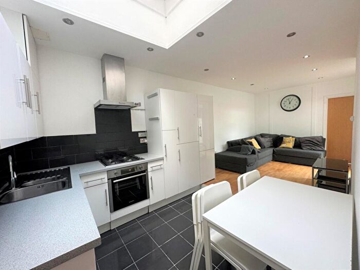 3 Bedroom Flat To Rent In Hornsey Road, London, N19