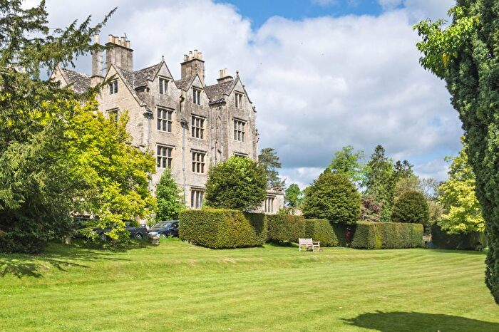 2 Bedroom Flat For Sale In High Street, Shipton-Under-Wychwood, OX7