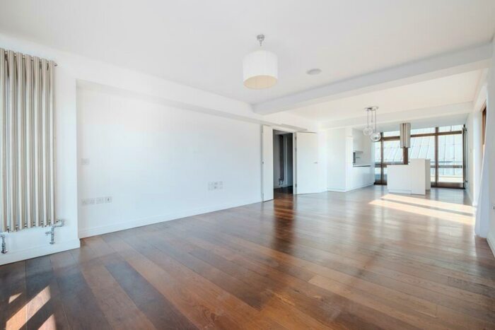 3 Bedroom Flat To Rent In Frobisher Crescent London, EC2Y