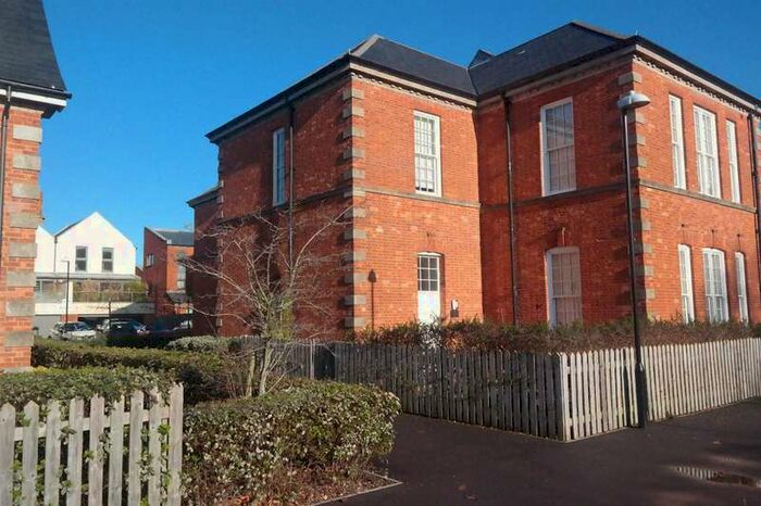 2 Bedroom Apartment To Rent In Longley Road. Chichester, PO19