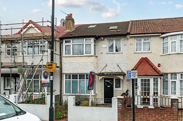 3 Bedroom Maisonette For Sale In Broadview Road, London, SW16