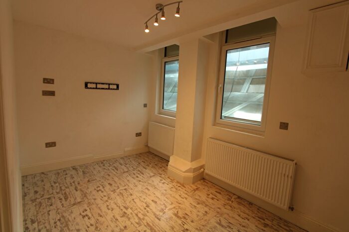 3 Bedroom Flat To Rent In Knights Hill, London, SE27