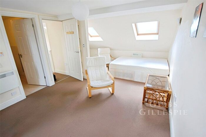 Studio To Rent In Western Avenue, London, W3
