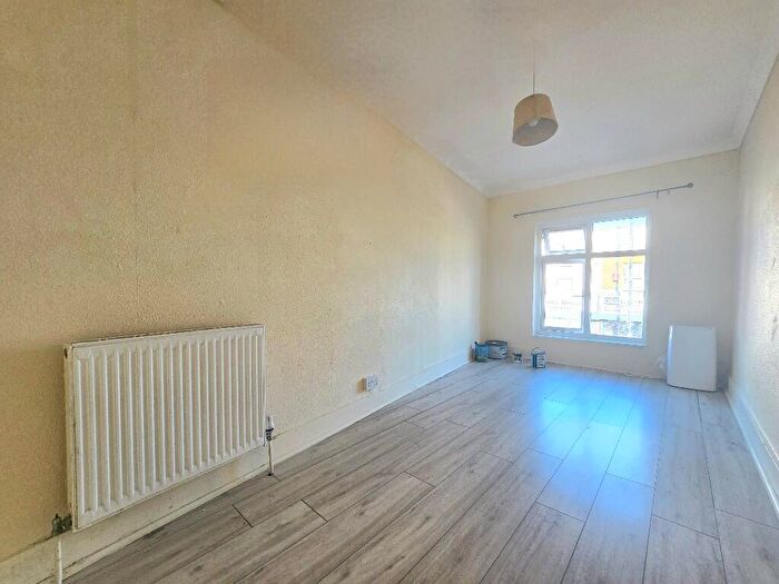 2 Bedroom Apartment To Rent In Whitehorse Road, Croydon, London, CR0