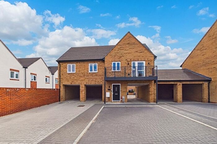 2 Bedroom Maisonette For Sale In Ontario Road, Farnborough, Hampshire, GU14