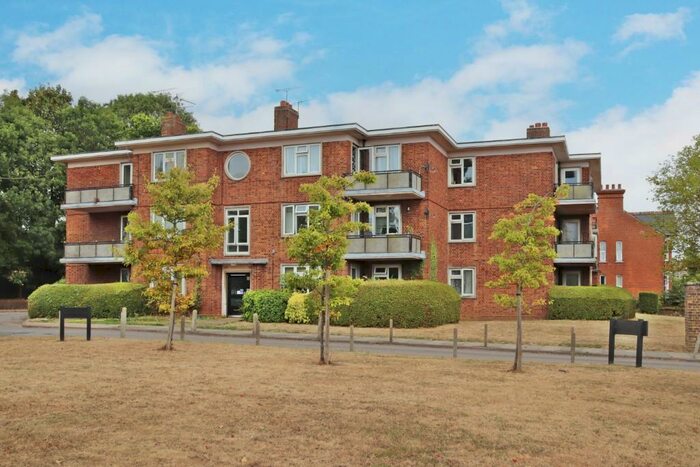 3 Bedroom Flat To Rent In Hatfield Road, St. Albans, Hertfordshire, AL1