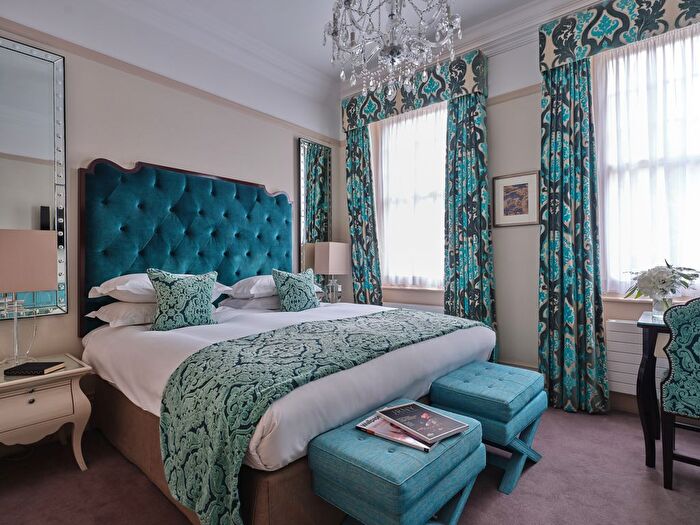 2 Bedroom Flat To Rent In Sloane Gardens, London, SW1W