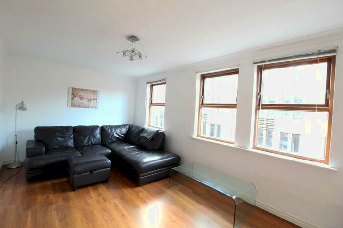 2 Bedroom Flat To Rent In Riverside Court, Leeds, West Yorkshire, LS1
