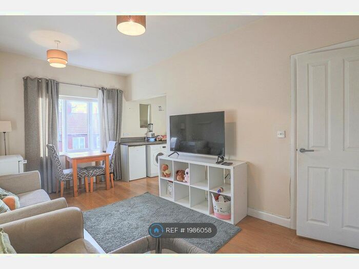 2 Bedroom Flat To Rent In Manor Grove, Leeds, LS7
