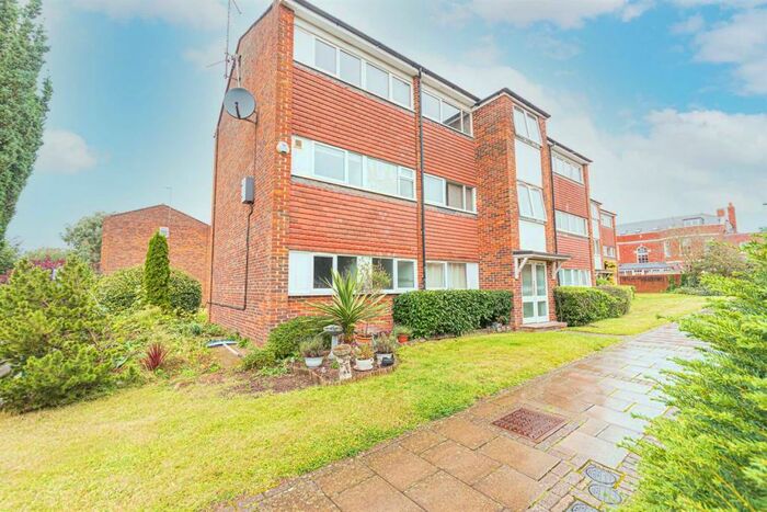 2 Bedroom Apartment To Rent In Elms Road, Wokingham, RG40