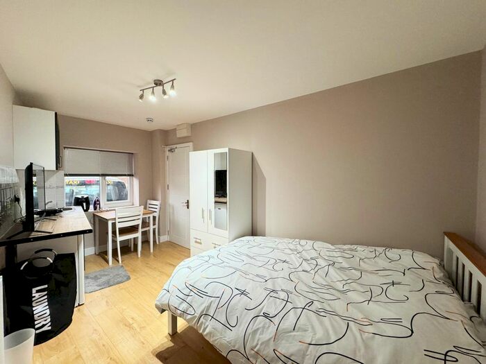 Studio To Rent In Stanwell Gardens, Staines, TW19