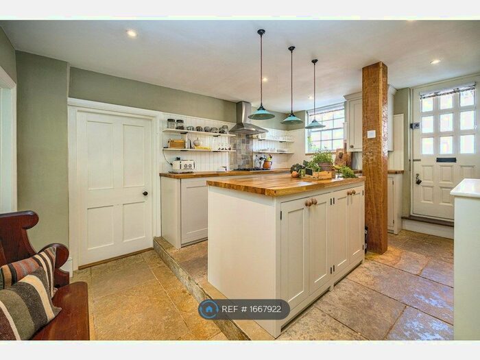 2 Bedroom Flat To Rent In Rectory Road, Taplow, SL6