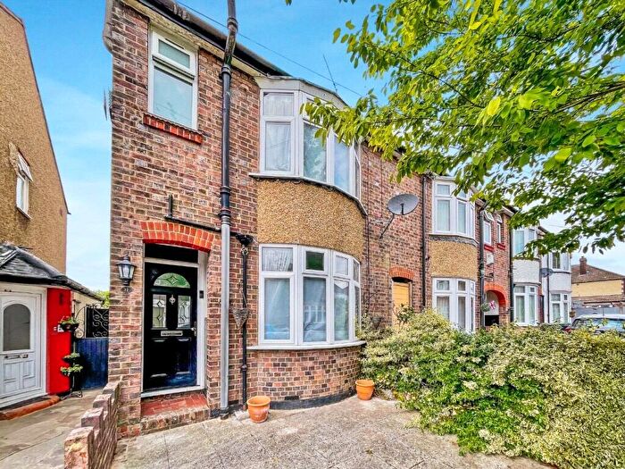 2 Bedroom End Of Terrace House For Sale In Sunridge Avenue, Luton, Bedfordshire, LU2