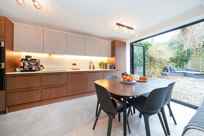 2 Bedroom Flat For Sale In Chetwynd Road, Dartmouth Park, NW5