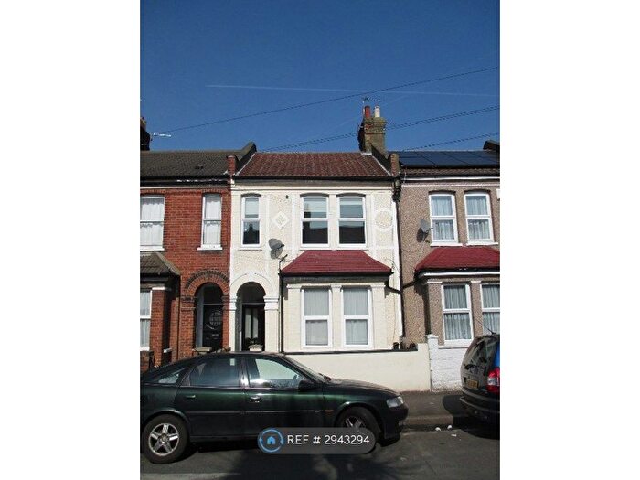 2 Bedroom Flat To Rent In Pitcairn Road, London, CR4