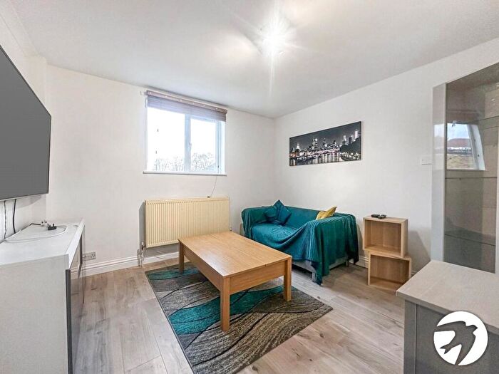 2 Bedroom Flat To Rent In Ruskin Avenue, Welling, DA16