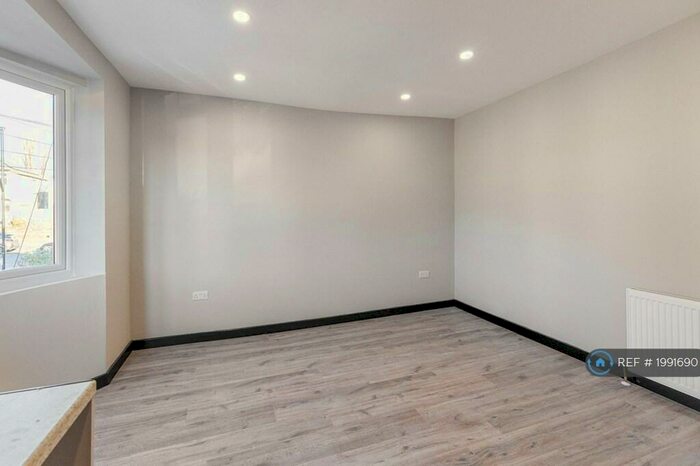 Studio To Rent In Niederwald Road, London, SE26
