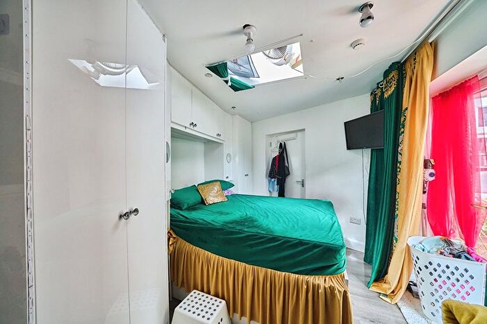 5 Bedroom Terraced House For Sale In Carlyle Avenue, Southall, UB1