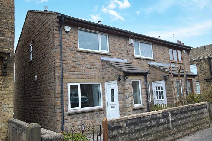 2 Bedroom End Of Terrace House To Rent In North Parade, Allerton, Bradford, BD15