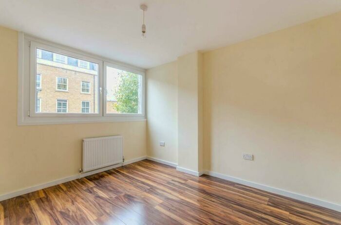 3 Bedroom Maisonette To Rent In Tottenham Road, De Beauvoir Town, London, N1