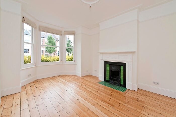 2 Bedroom Flat To Rent In Balliol Road, London, W10
