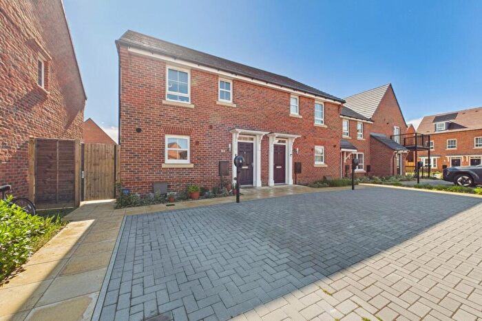 3 Bedroom Semi Detached House For Sale In Farmers Road, Finchwood Park, Wokingham, Berkshire, RG40