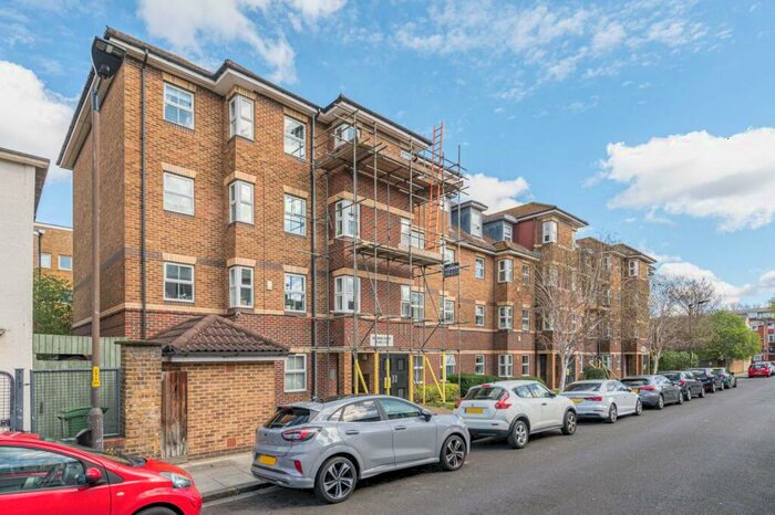 2 Bedroom Flat For Sale In Woods Road, Peckham, London, SE15