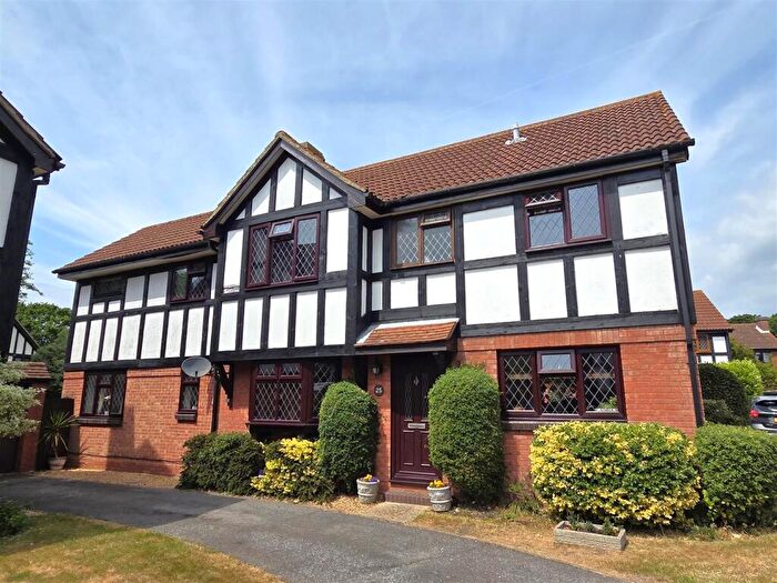 4 Bedroom Detached House For Sale In Gray Close, Warsash, SO31