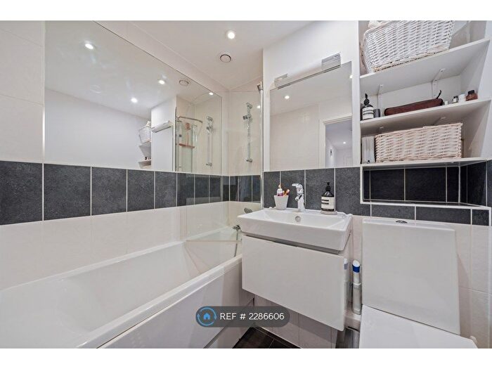 3 Bedroom Flat To Rent In Mildmay Avenue, London, N1