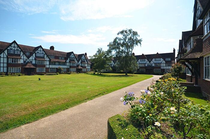 2 Bedroom Flat To Rent In Rutland Court, Queens Drive, London, W3