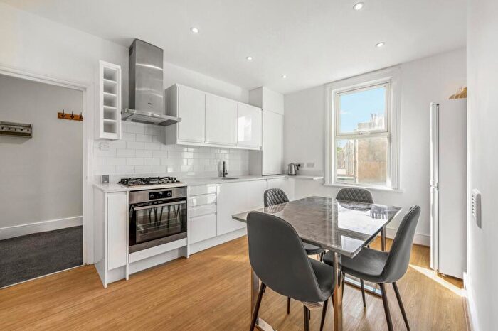 2 Bedroom Flat For Sale In Newington Green Road, Islington, N1