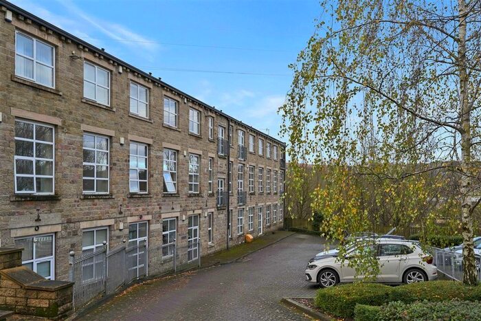 2 Bedroom Flat To Rent In Brackendale, Bradford, BD10