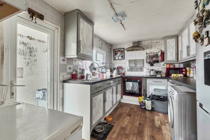 2 Bedroom Park Home For Sale In Crookham Common, Thatcham, RG19