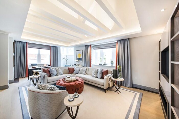 3 Bedroom Flat To Rent In Southampton Street, Covent Garden, WC2E